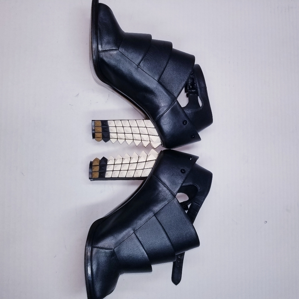 🌸 Fendi | Leather Ankle Boots with Spiked Heel Design, size 40‎ - Picture 10 of 16